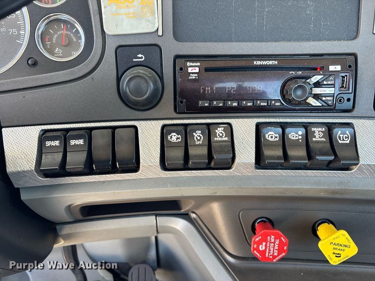 image for item DH8663 2018 Kenworth T880 semi truck