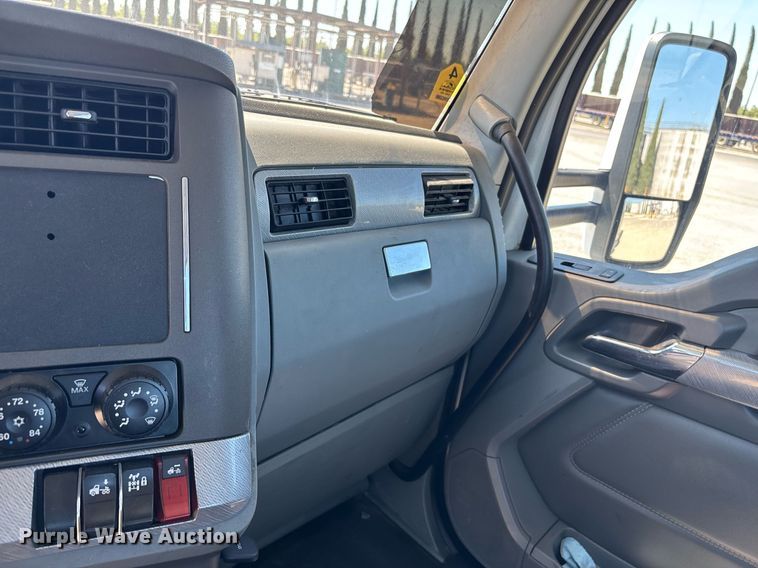 image for item DH8663 2018 Kenworth T880 semi truck