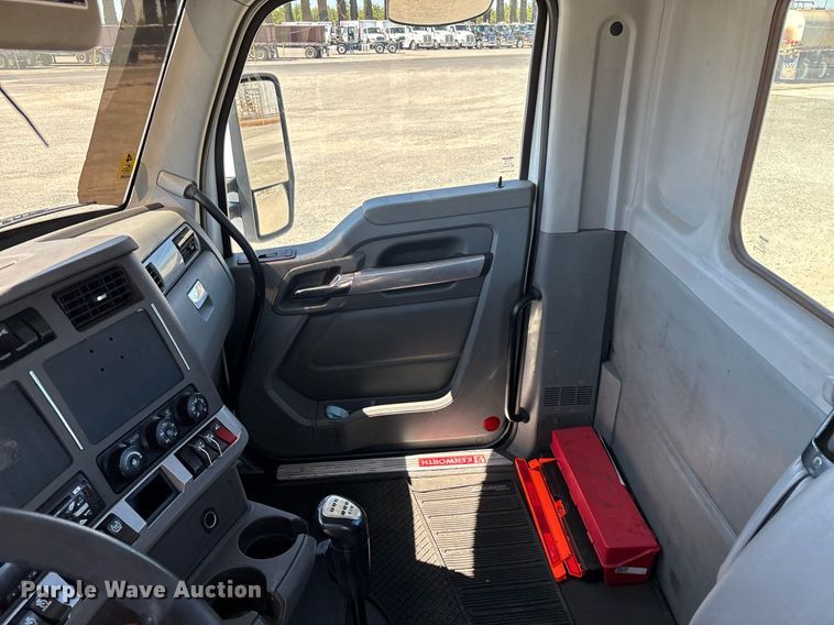 image for item DH8663 2018 Kenworth T880 semi truck