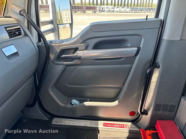 image for item DH8663 2018 Kenworth T880 semi truck