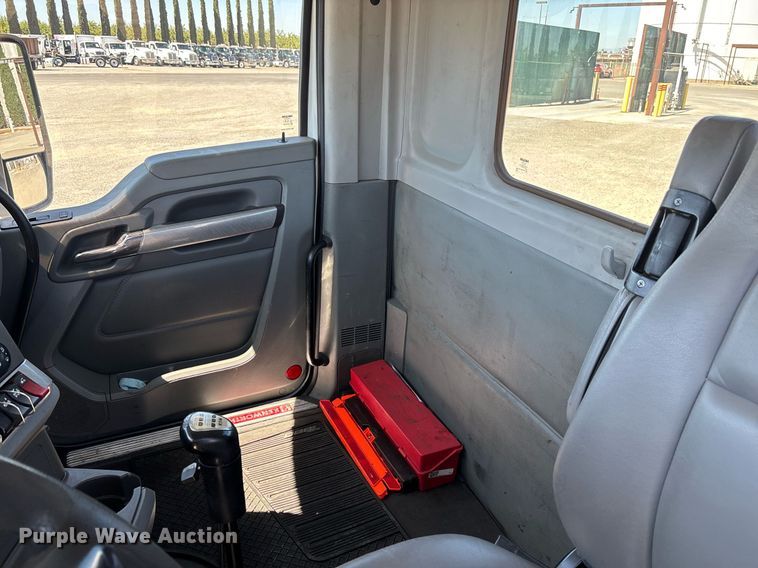 image for item DH8663 2018 Kenworth T880 semi truck