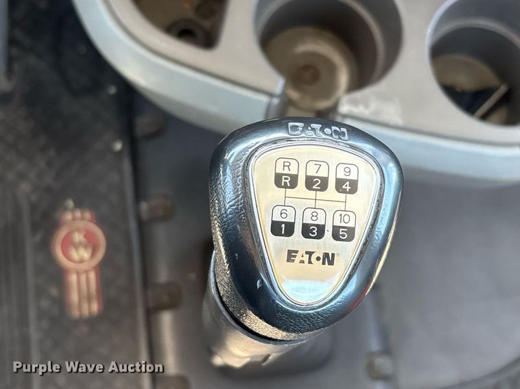 image for item DH8663 2018 Kenworth T880 semi truck