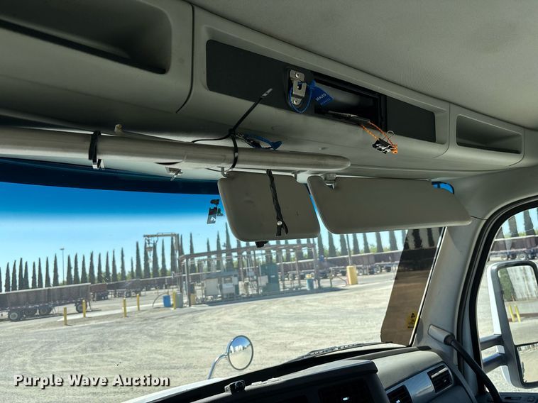 image for item DH8663 2018 Kenworth T880 semi truck