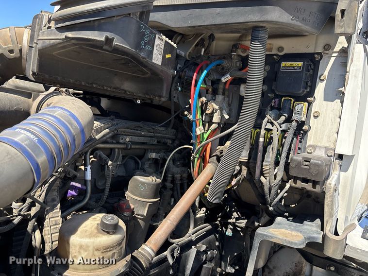 image for item DH8663 2018 Kenworth T880 semi truck