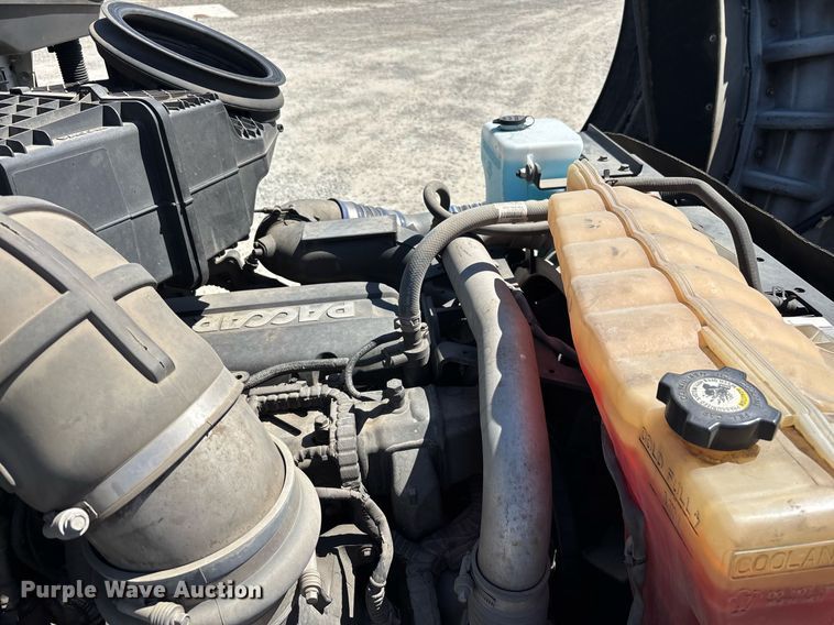 image for item DH8663 2018 Kenworth T880 semi truck