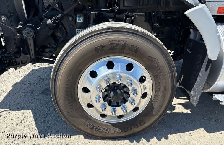 image for item DH8663 2018 Kenworth T880 semi truck