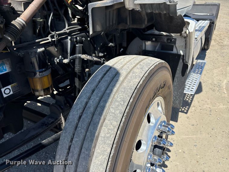 image for item DH8663 2018 Kenworth T880 semi truck