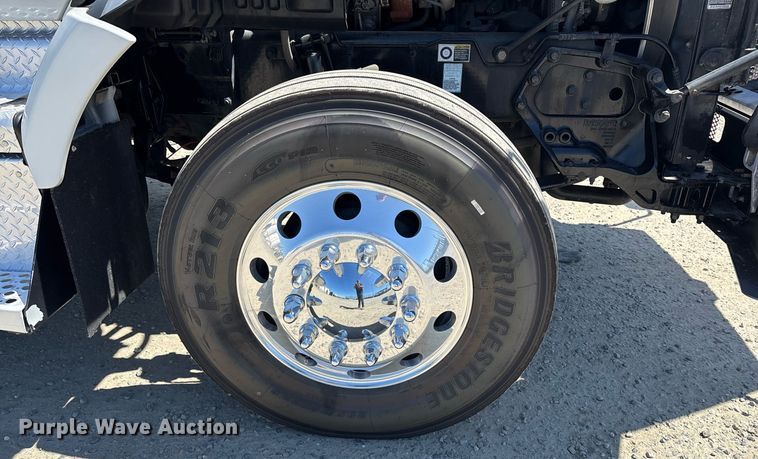 image for item DH8663 2018 Kenworth T880 semi truck