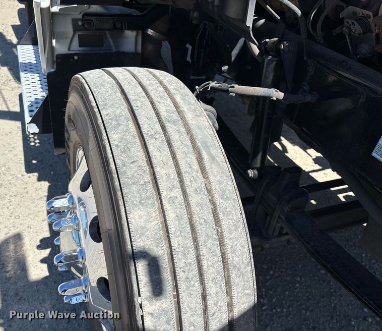 image for item DH8663 2018 Kenworth T880 semi truck