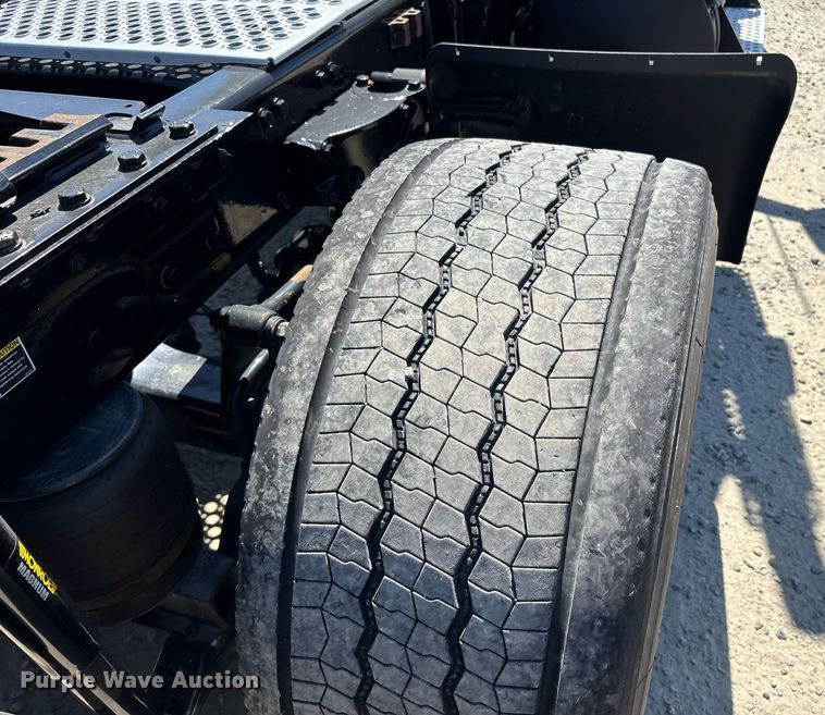 image for item DH8663 2018 Kenworth T880 semi truck