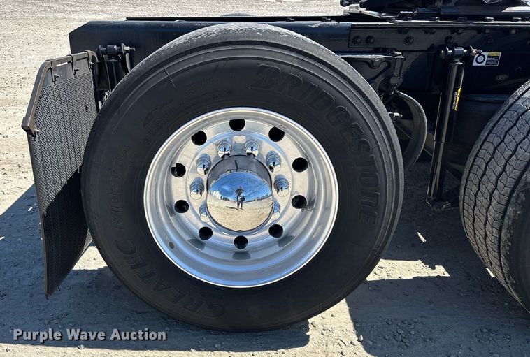 image for item DH8663 2018 Kenworth T880 semi truck