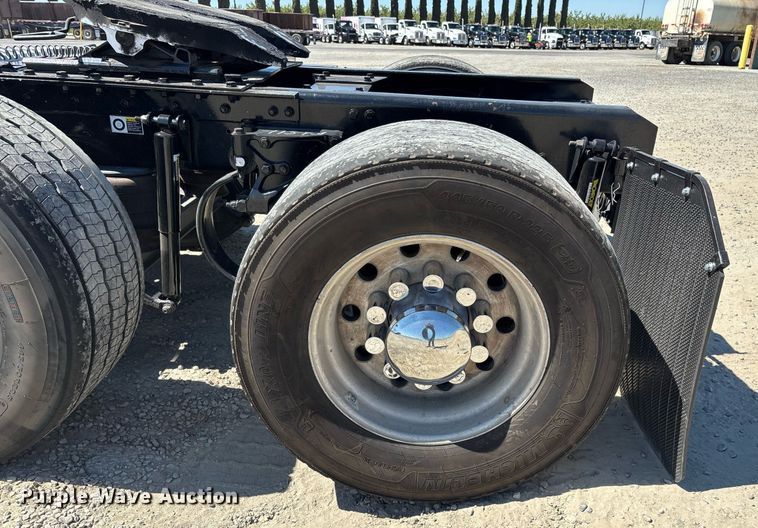 image for item DH8663 2018 Kenworth T880 semi truck