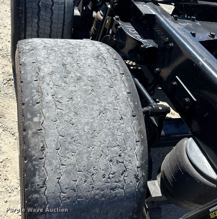 image for item DH8663 2018 Kenworth T880 semi truck