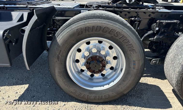 image for item DH8663 2018 Kenworth T880 semi truck