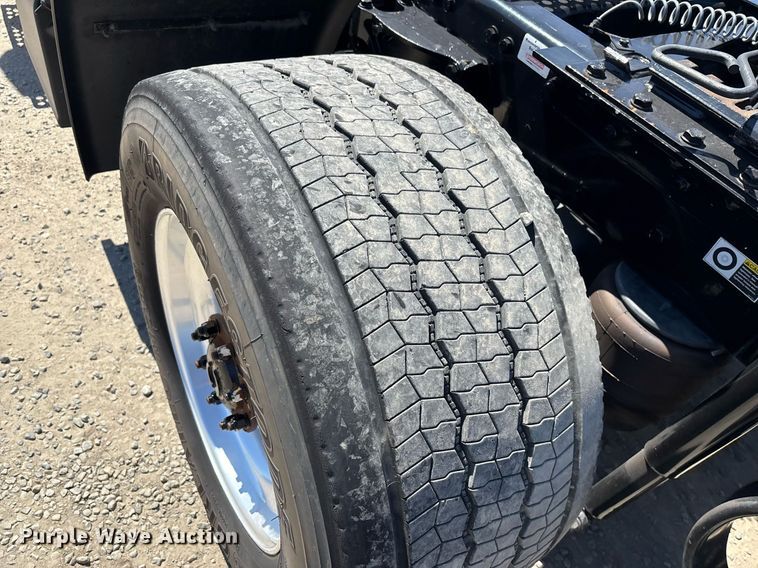 image for item DH8663 2018 Kenworth T880 semi truck