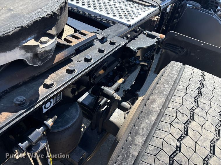 image for item DH8663 2018 Kenworth T880 semi truck