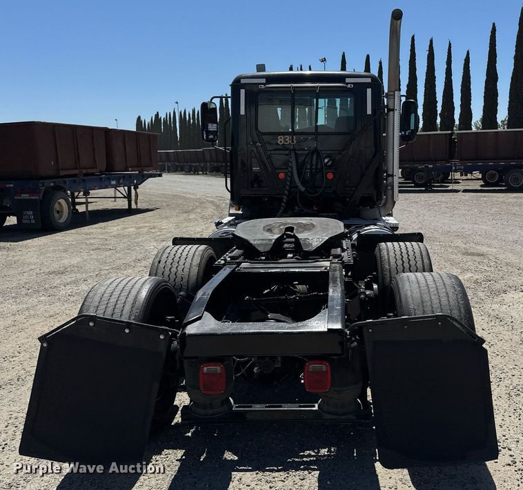 image for item DH8664 2017 Mack CXU613 semi truck