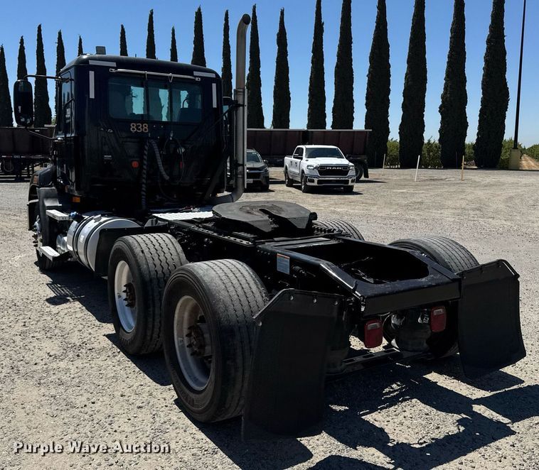 image for item DH8664 2017 Mack CXU613 semi truck