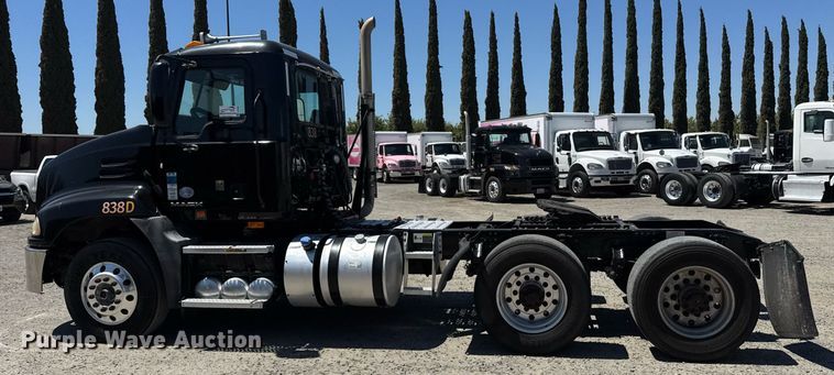 image for item DH8664 2017 Mack CXU613 semi truck