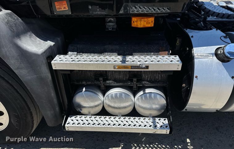 image for item DH8664 2017 Mack CXU613 semi truck