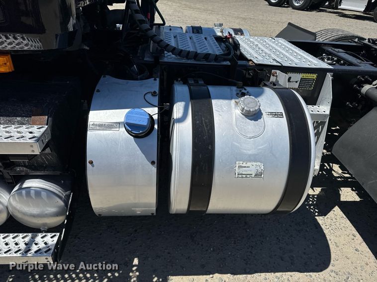 image for item DH8664 2017 Mack CXU613 semi truck