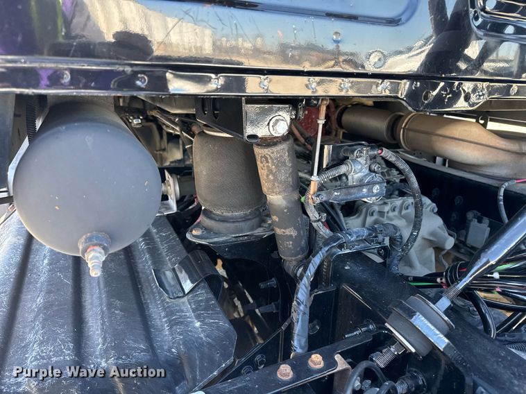 image for item DH8664 2017 Mack CXU613 semi truck