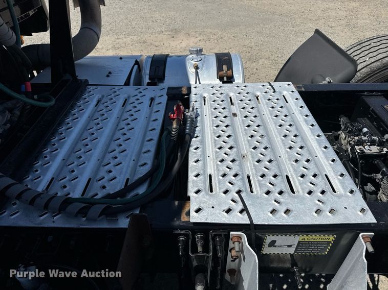 image for item DH8664 2017 Mack CXU613 semi truck