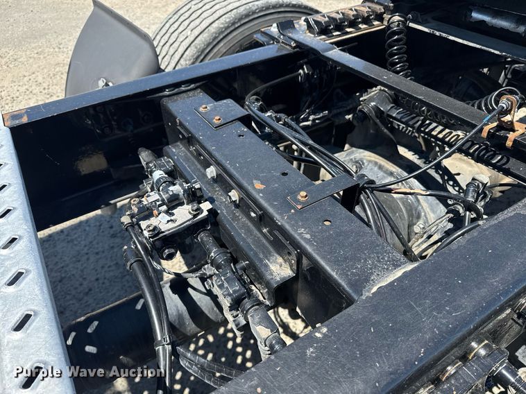 image for item DH8664 2017 Mack CXU613 semi truck