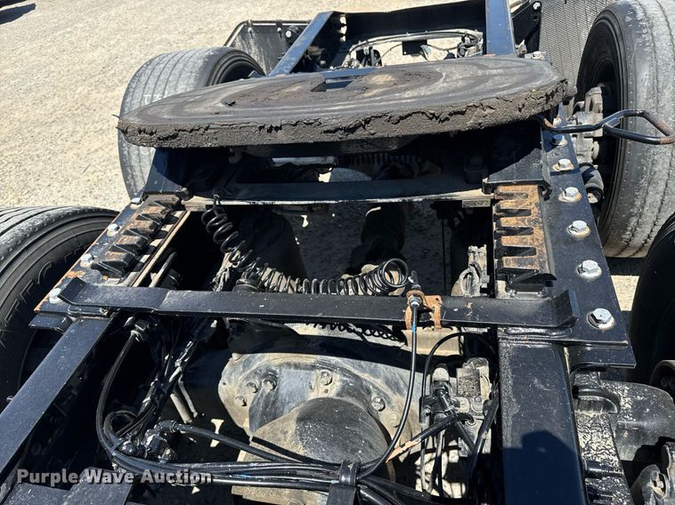 image for item DH8664 2017 Mack CXU613 semi truck