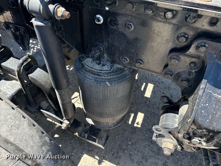 image for item DH8664 2017 Mack CXU613 semi truck