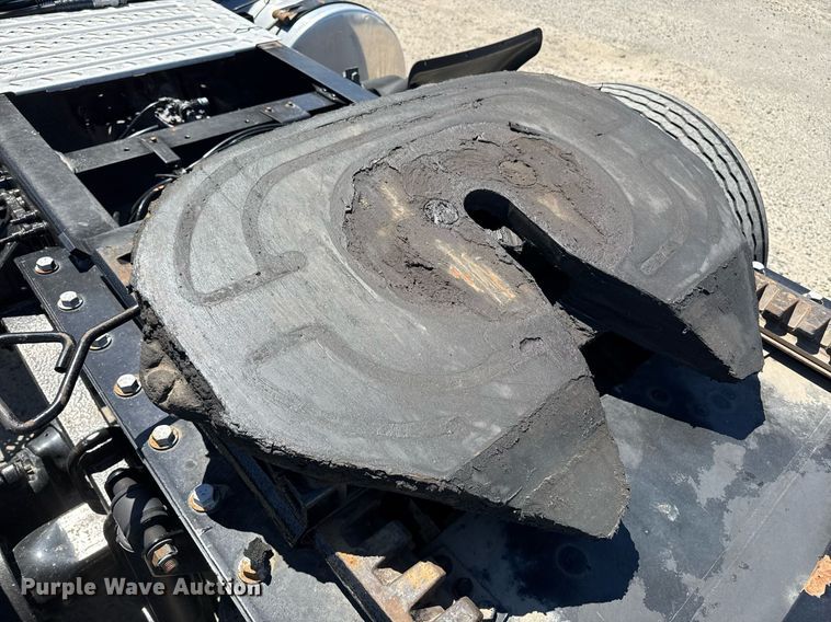 image for item DH8664 2017 Mack CXU613 semi truck