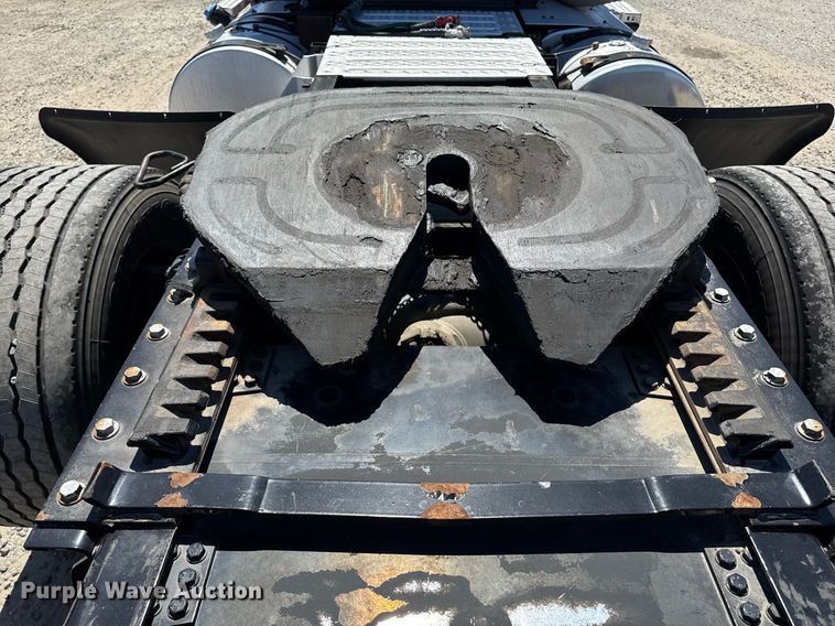 image for item DH8664 2017 Mack CXU613 semi truck