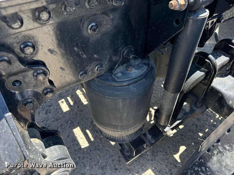 image for item DH8664 2017 Mack CXU613 semi truck