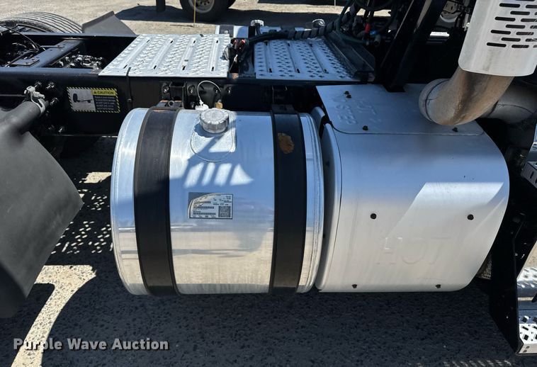 image for item DH8664 2017 Mack CXU613 semi truck