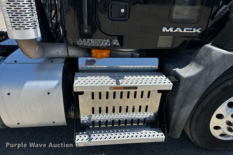 image for item DH8664 2017 Mack CXU613 semi truck