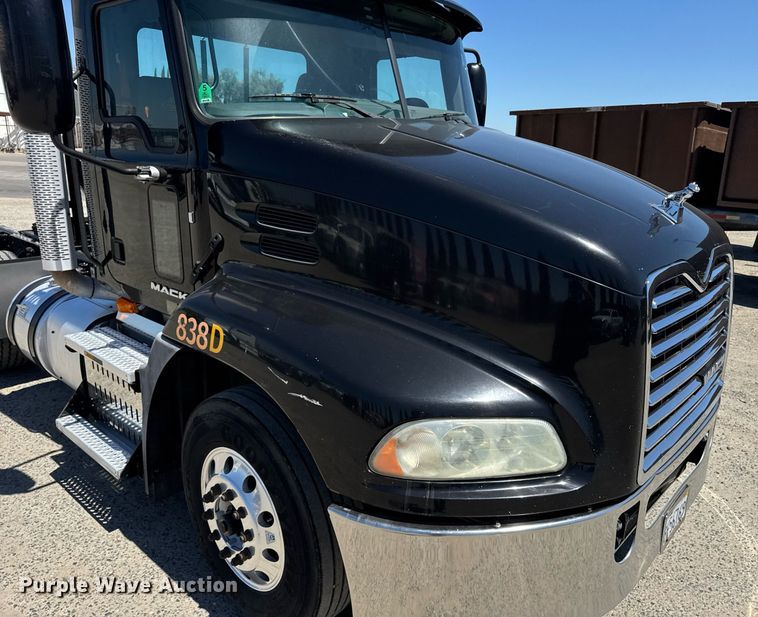 image for item DH8664 2017 Mack CXU613 semi truck