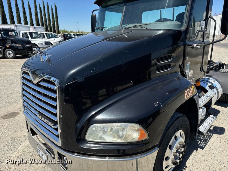 image for item DH8664 2017 Mack CXU613 semi truck