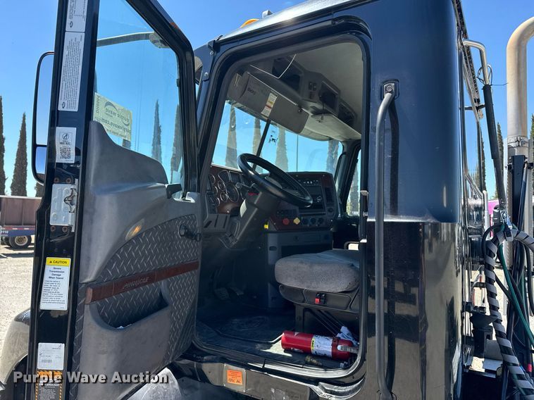 image for item DH8664 2017 Mack CXU613 semi truck