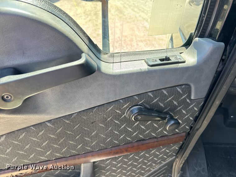 image for item DH8664 2017 Mack CXU613 semi truck