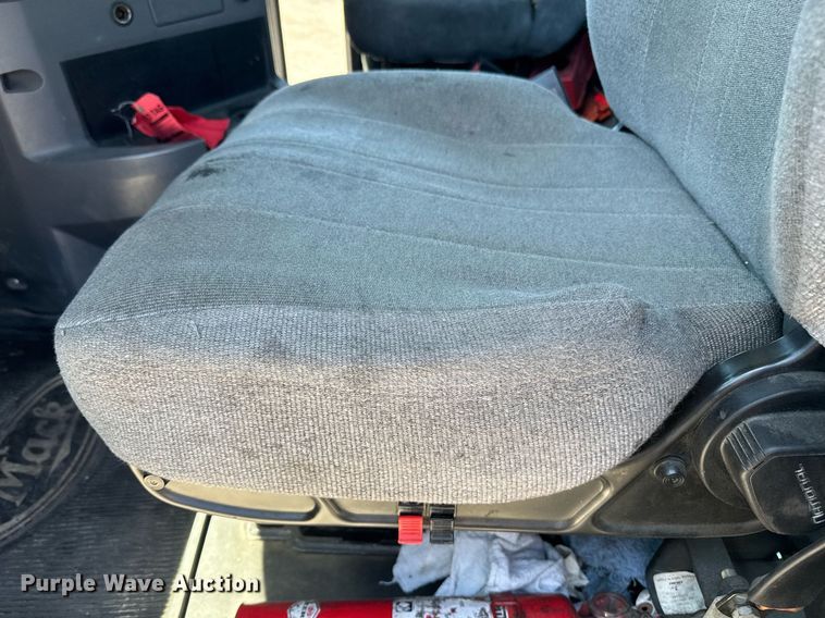 image for item DH8664 2017 Mack CXU613 semi truck