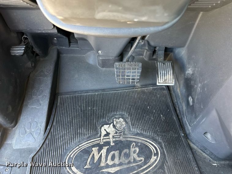 image for item DH8664 2017 Mack CXU613 semi truck