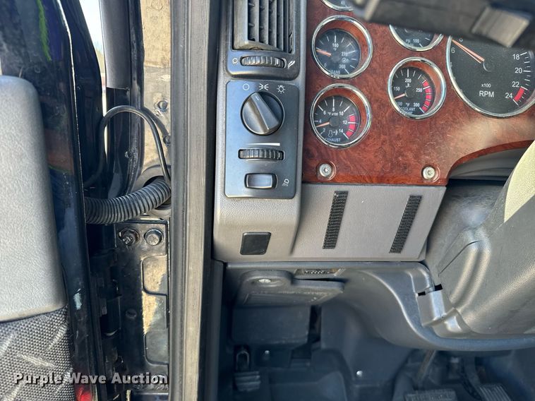 image for item DH8664 2017 Mack CXU613 semi truck