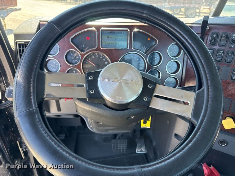 image for item DH8664 2017 Mack CXU613 semi truck