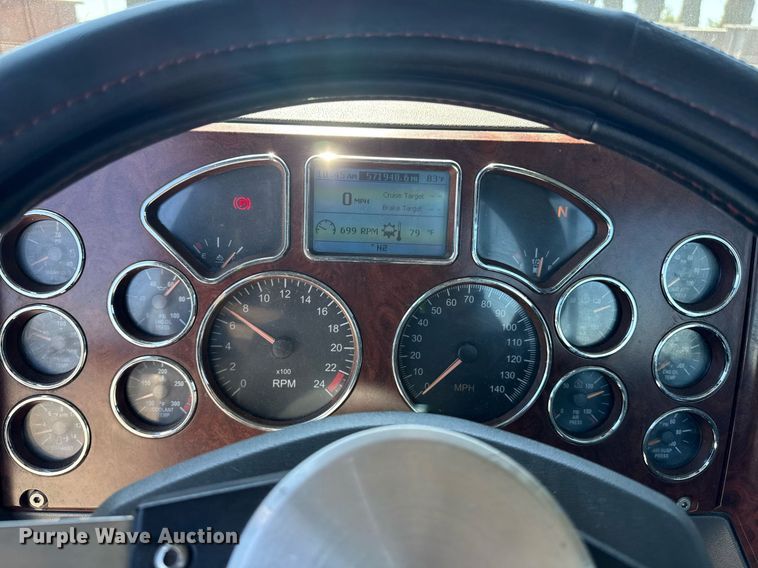 image for item DH8664 2017 Mack CXU613 semi truck