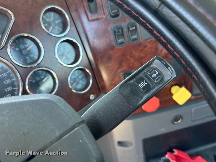 image for item DH8664 2017 Mack CXU613 semi truck