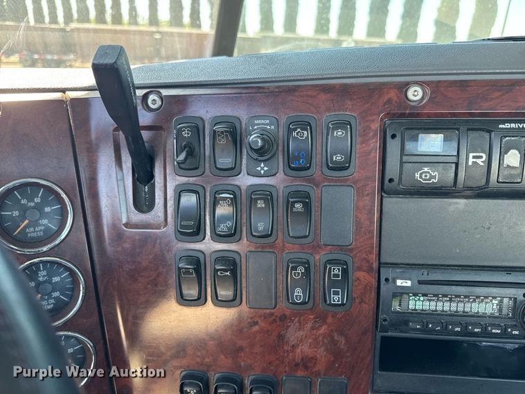 image for item DH8664 2017 Mack CXU613 semi truck