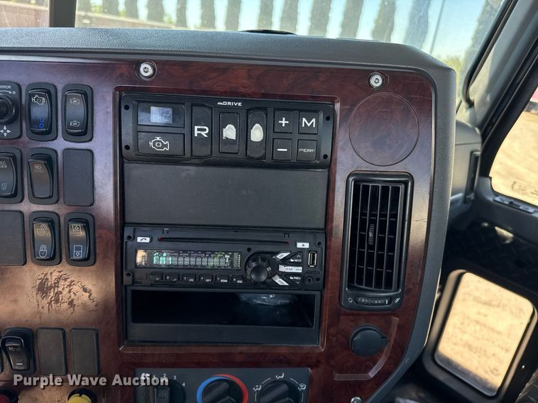 image for item DH8664 2017 Mack CXU613 semi truck