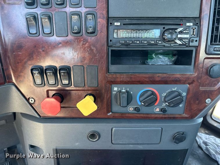 image for item DH8664 2017 Mack CXU613 semi truck