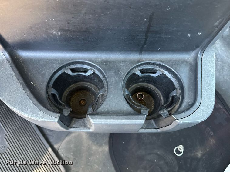 image for item DH8664 2017 Mack CXU613 semi truck