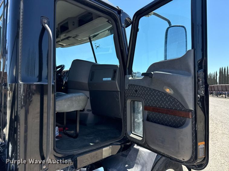 image for item DH8664 2017 Mack CXU613 semi truck